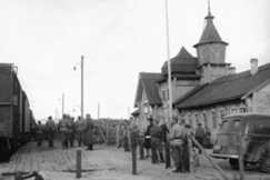 Kuva: Karhumäen rautatieasema. Sotilaita ja lähdössä oleva sotilasjuna asemalla. (1943) Eino Nurmi.