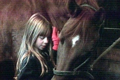 Kuva: Liina (Veera Pakkasvirta) silitt hevosta. YLE kuvanauha. 