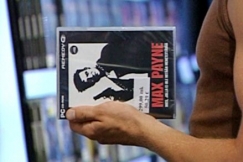 Kuva: Max Payne -peli ostamassa. YLE kuvanauha.