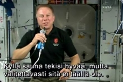 Kuva: Tim Kopra keskustelee presidentti Halosen kanssa avaruudesta ksin (2009). Kuvalhde: NASA.