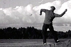 Kuva: Heikki Aho heittää kiven mereen (1936). Aho & Soldan / YLE.
