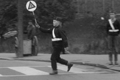 Kuva: Koulupartio pysytt liikennett suojatien kohdalla (1962). YLE kuvanauha.
