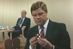 Kuva: Leo Lehdist ihmettelee Rubikin kuutiota (1981). YLE kuvanauha.
