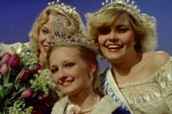 Kuva: Eija Laaksonen, Seija Paakkola ja Tii Heilimo Miss Suomi -kilpailussa (1978). YLE kuvanauha.