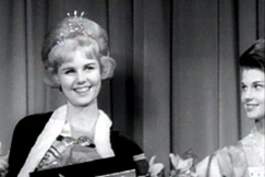 Kuva: Miss Suomi Kaarina Leskinen, oikealla katsojien ihannetytt Aulikki Jrvinen (1962). Lii-Filmi Oy / YLE.