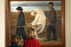 Kuva: Sohvi ja Venla Riekkinen katselevat Hugo Simbergin maalausta Haavoittunut enkeli (1996). YLE kuvanauha.