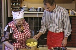 Kuva: Irma Ojala ja Jaakko Kolmonen valmistavat perunalaatikkoa (1990). YLE kuvanauha.
