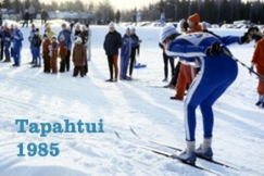 Kuva: Mies hiihtää kilpailussa (1983). Osmo Valavaara.