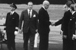 Kuva: Ulkoministeri Vin Leskinen (keskell) ja presidentti Urho Kekkonen palaavat valtiovierailulta Yhdysvaltoihin (1970). YLE kuvanauha.