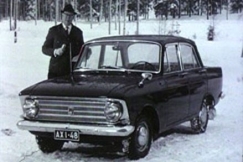 Kuva: Toimittaja Moskvitsh Eliten vierell (1966). YLE kuvanauha.