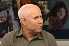 Kuva: Valokuvaaja Steve McCurry, taustalla oikealla valokuva Afghan Girl (2010) YLE kuvanauha.