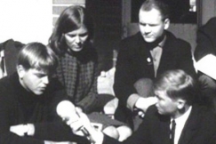 Kuva: Hmeenlinnan yhteiskoulun oppilaat pohtivat vuonna 1965, milloin on sopiva aika puhua seksist. YLE kuvanauha.