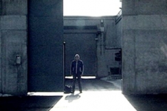 Kuva: Nuori mies seisoo vankilan porttin aukossa. YLE kuvanauha. 