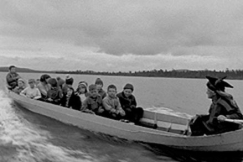 Kuva: Lapset istuvat veneess. YLE kuvanauha.
