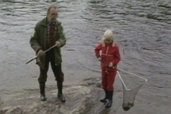 Kuva: Toivo Koistinen opastaa perhokalastusta (1987) YLE Kuvanauha
