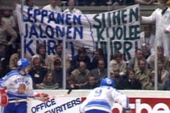 Kuva: Banderolli Suomi-Ruotsi-ottelun katsomossa Helsingiss. Kankaassa teksti: 