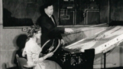 Kuva: Nainen autosimulaattorissa (1957) YLE Kuvanauha