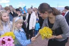 Kuva: Victoria ottaa vastaan kukkakimpun(2008) YLE Kuvanauha