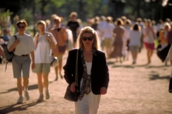 Kuva: Nainen puistossa (1994) Kuvaaja: Timo J Malmi.