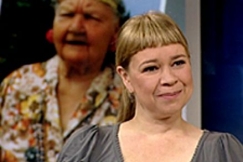 Kuva: Prinsessa-elokuvan pääosan esittäjä Katja Küttner, taustalla kuva Anna Lappalaisesta. YLE kuvanauha 2010.