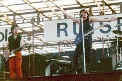 Kuva: Kuvassa U2 yhtyeen The Edge ja Bono, Turun Ruisrock 1982. Kuva: Jorma Kivistö
