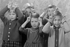 Kuva: Lapset esittävät etanalaulun (1963) Yle kuvanauha