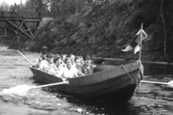 Kuva: Kainuun Emjoki oli suosittu matkailureitti 1950-luvlla. YLE kuvanauha.