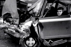 Kuva: Kolarista selvinnyt mies istuu autossaan (1974). YLE kuvanauha.