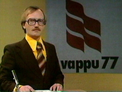 Kuva: Kari Mnty juontaa ensimmist vrillist uutislhetyst (1977).