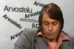 Kuva: Juontaja Hannu Karlsson kuuntelee Sleepy Sleepers -yhtyeen levy (1975). YLE kuvanauha.