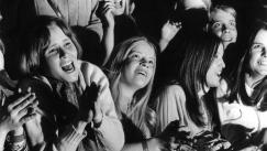Kuva: Nuoret tytt osoittavat suosiotaan Kirkan konsertissa (1960-luku). Kalle Kultala.