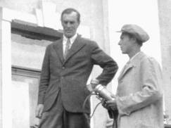Kuva: Maisteri Schildt haastattelee varatuomari Ernst von Bornia Sarvilahden kartanon portailla (1943). Yle Kuvapalvelu.