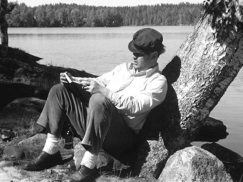 Kuva: Hannu Salama lukee kirjaansa jrven rannalla (1969). Yle kuvanauha.