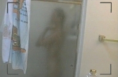 Kuva: Heartmix-Julia suihkussa. 1996. Yle kuvanauha.
