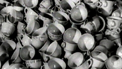 Kuva: Kahvikuppeja valmistettiin 1940-luvulla pitkälti käsityönä. YLE kuvanauha.