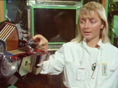 Kuva: Robottia esitellään Exhibit-messuilla (1987). Yle kuvanauha.
