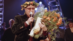 Kuva: Juice Leskinen 50-vuotisjuhlakonsertissaan. (2000) Kuvaaja: Antero Tenhunen.