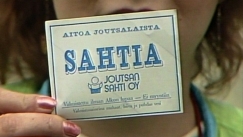 Kuva: Toimittaja kvi maistamassa aitoa Joutsalaista sahtia vuonna 1987 (YLE Kuvanauha)