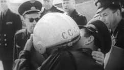 Kuva: Kosmonauttitoveri suutelee Juri Gagarinia tmn lhtiess avaruuslennolle (1961). Yle kuvanauha.