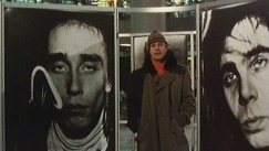 Kuva: Stefan Bremer näyttelynsä keskellä Helsingin Rautatieasemalla. Yle kuvanauha (1987).