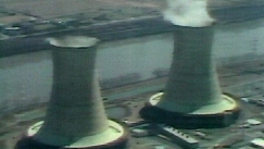 Kuva: Harrisburgin kakkosreaktorista nousee höyryä (1979). Kuvalähde BBC/CBS.