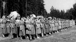 Kuva: Lotta Svrd -koulutusta naisille jatkosodan aikana (1944). Kuva: Eino Nurmi.