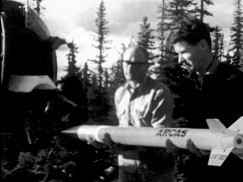 Kuva: Arcas-rakettia ladataan laukaisuputkeen (1961). Yle kuvanauha.
