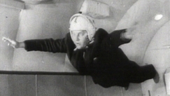 Kuva: Toimittaja kokeilee liikkumista painottomassa tilassa (1959). Yle kuvanauha.