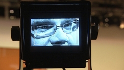 Kuva: Timo Soinin kasvot tv-monitorissa (2011). YLE kuvanauha.