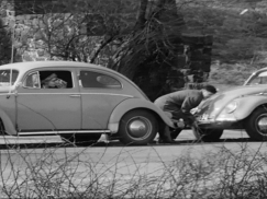 Kuva: Neito pulassa Volksvagen kuplassaan. Toisen auton työntämistä tieltä poiskin yritettiin. YLE kuvanauha 1962. 