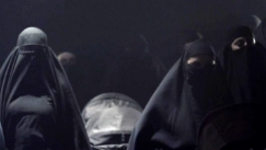 Kuva: Hunnutettuja naisia lastenvaunuineen ruotsidemokraattien vaalivideossa (2010). Yle kuvanauha.