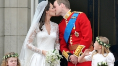 Kuva: Vastavihityt herttuatar Catherine ja prinssi William suutelevat Buckinghamin palatsin parvekkeella. Peter Kneffel / EPA
