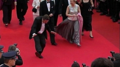 Kuva: Aki Kaurismäki tanssii Cannesin punaisella matolla (2002) Yle kuvanauha