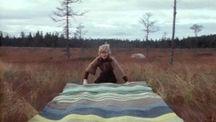 Kuva: Anu Pentik posiolaisella suolla (1975). Yle kuvanauha.